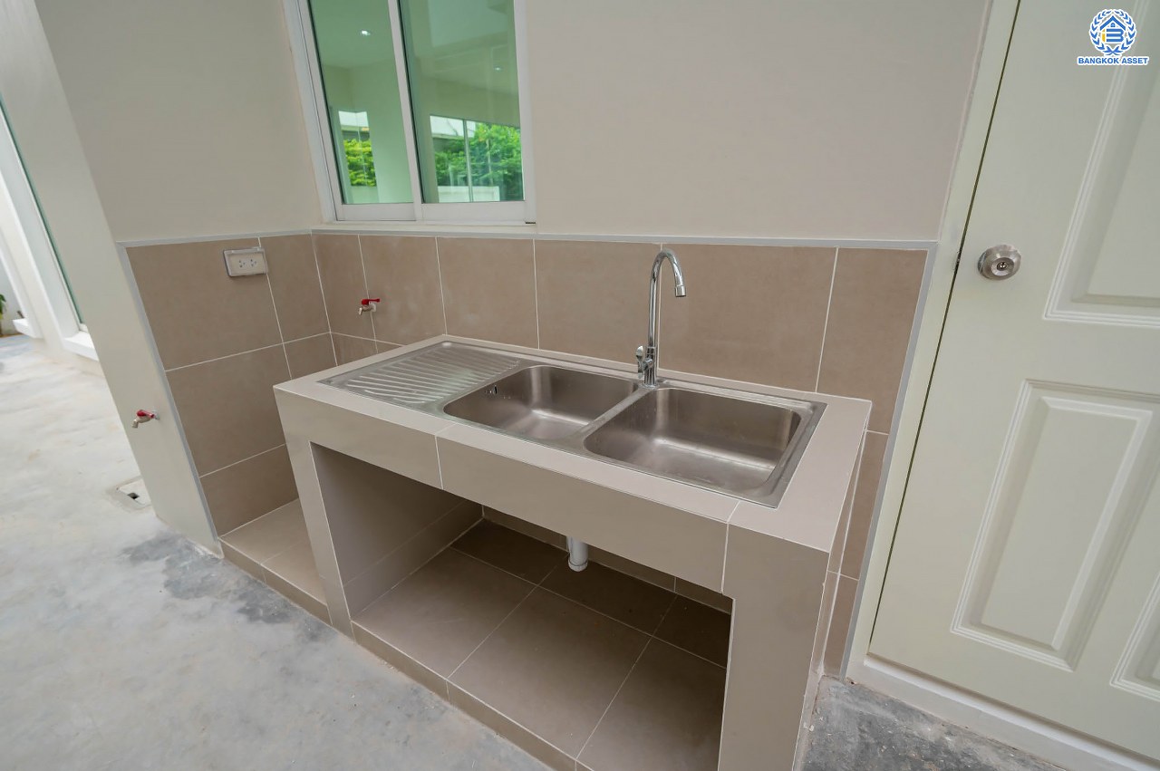 บ้านมือสองตกแต่งใหม่ โครงการ บางกอก บูเลอวาร์ด รามอินทรา แบรนด์ SC Asset เนื้อที่ 58.6 ตร.ว. ฟังก์ชัน 3 ห้องนอน 3 ห้องน้ำ ที่จอดรถ 2 คัน บนทำเลแห่งการเดินทาง เชื่อมต่อถนนรามอินทรา, ถนนรัชดา-รามอินทรา ใกล้จุดขึ้น "ทางด่วนรามอินทรา"  รถไฟฟ้าสายสีชมพู "สถานีวงแหวนรามอินทรา" และ ใกล้ห้างแฟชั่น ไอส์แลนด์